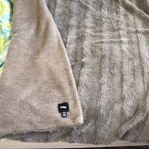 Cozy brown blanket extremely soft on each size
